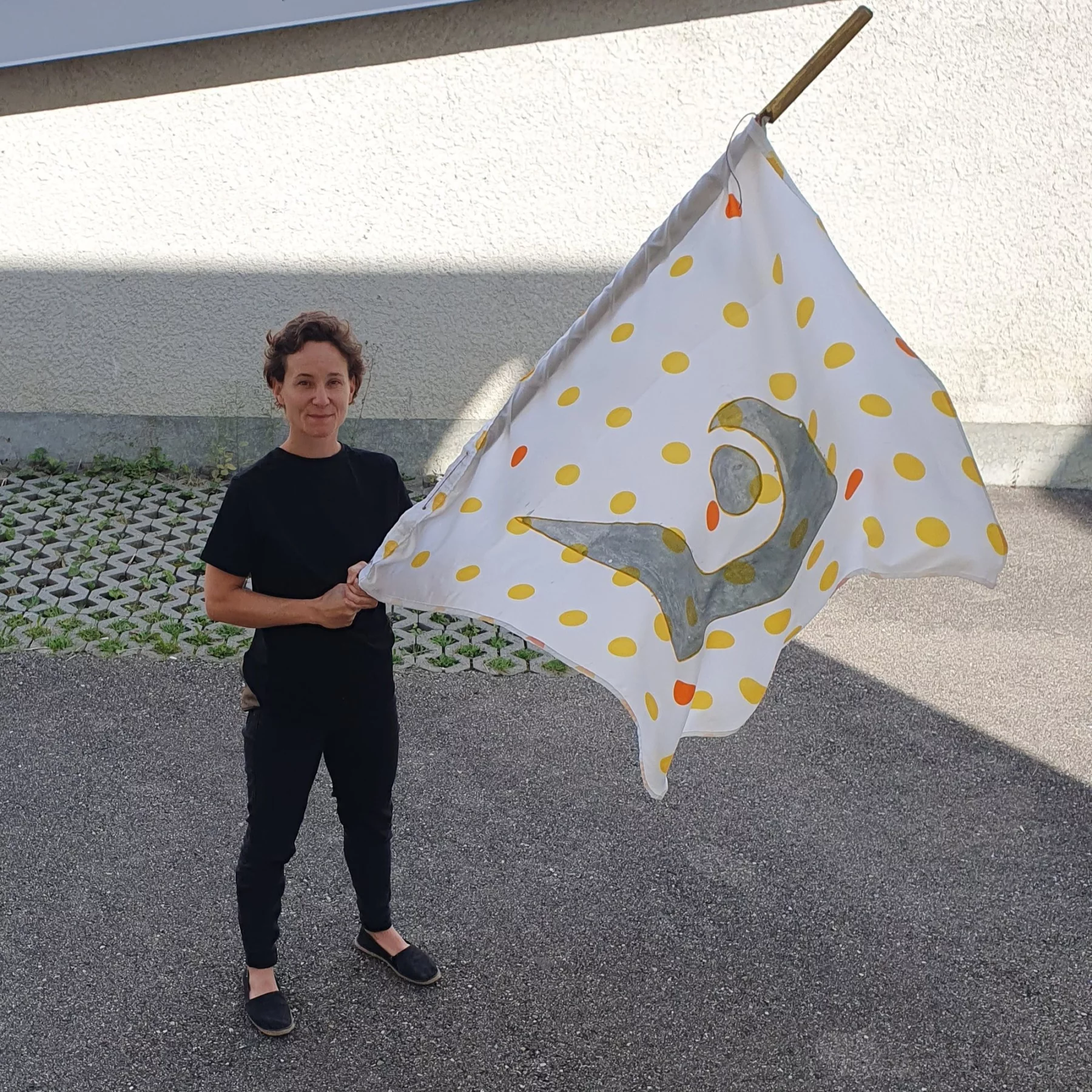 Et si le Bélier jouait au frelon ?, Drapeau peint, mât de 7 m, 2024 — Julie Humbert - Artiste visuelle