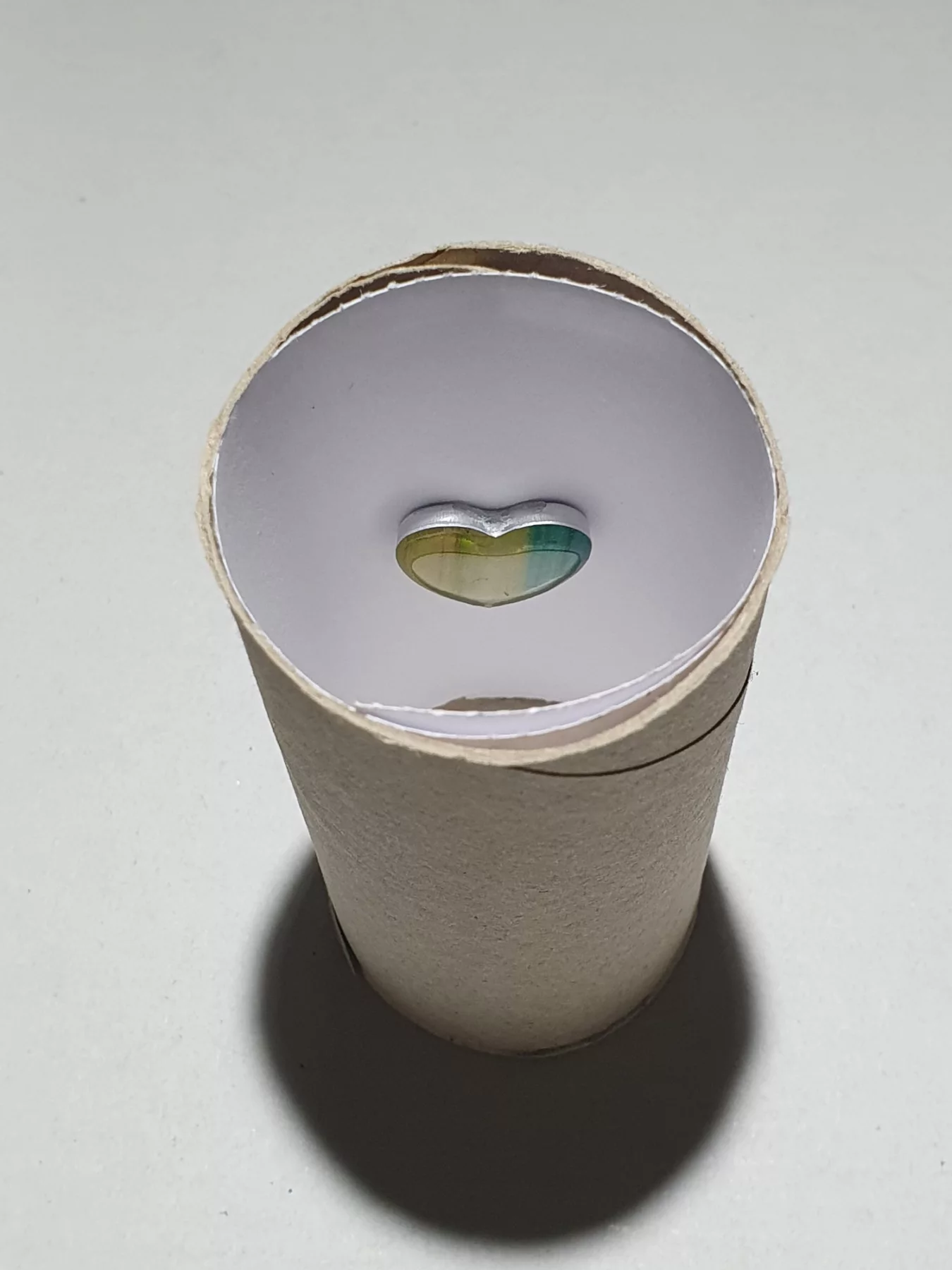 Sélect’Art, Gouaches sur papier en capsules, distributeur automatique, 2024 — Julie Humbert - Artiste visuelle