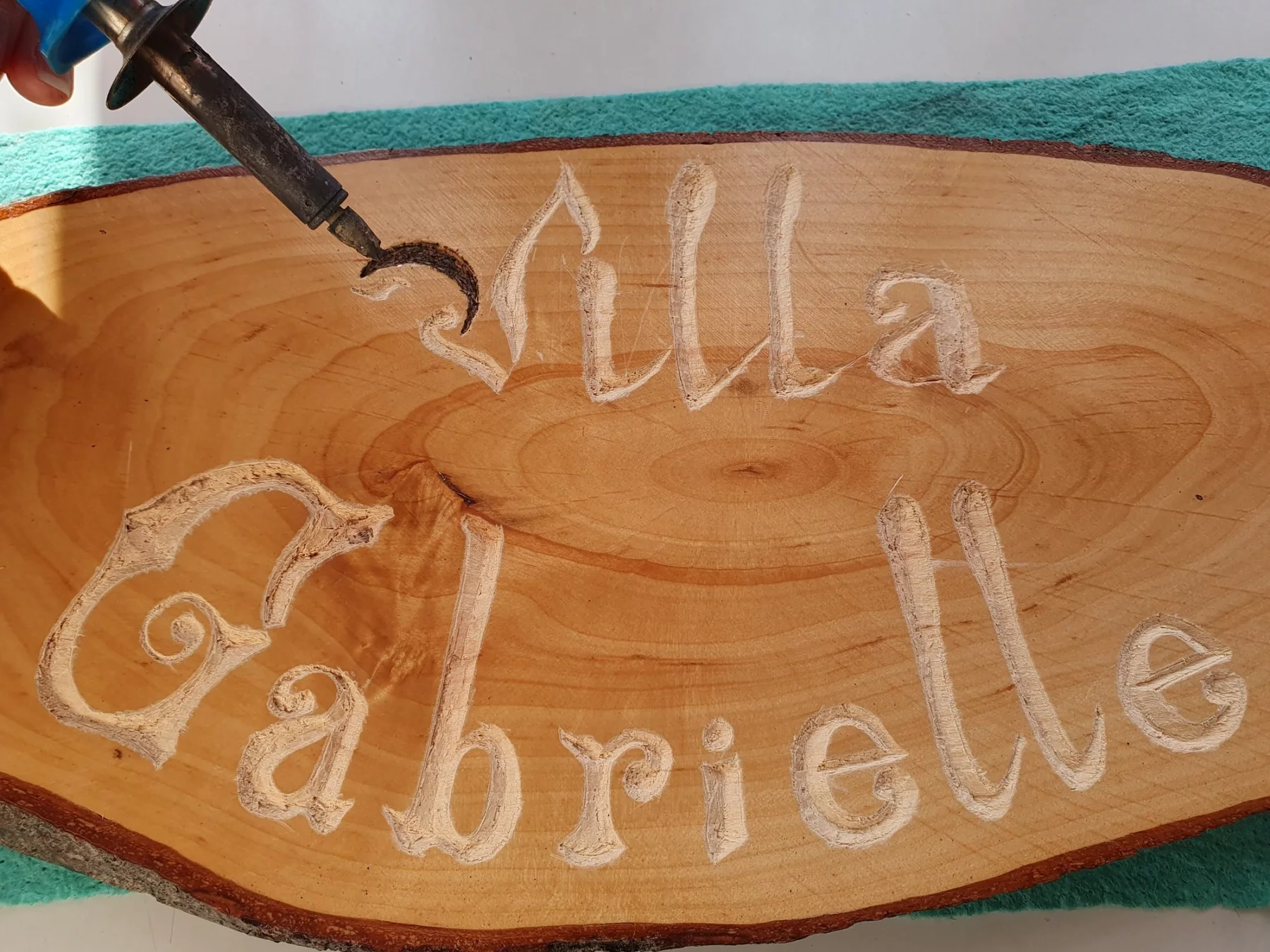 Villa Gabrielle, Gravure sur bois, pyrogravure, huile et enluminure sur bois ancien, 2026 — Julie Humbert - Artiste visuelle